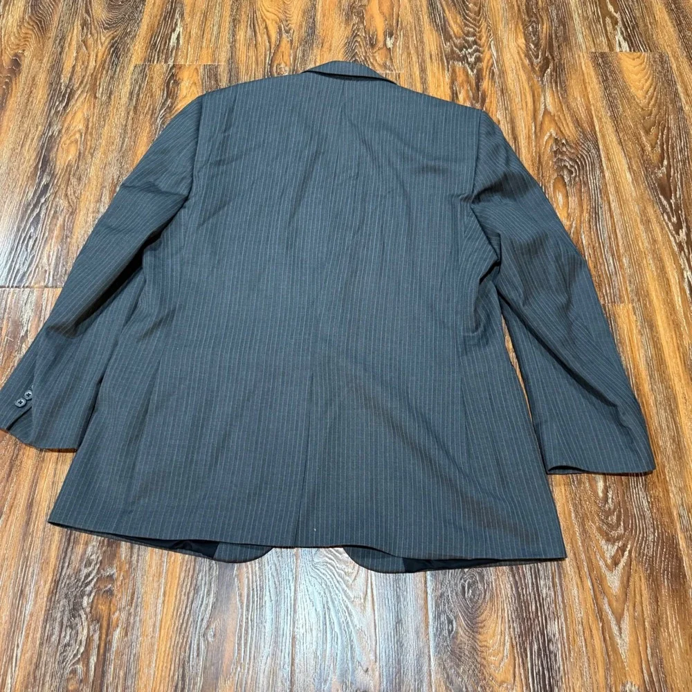 Jos A Bank Travelers Collection Men's 46R Suit 100% Wool Gray Pinstripe 2 Piece